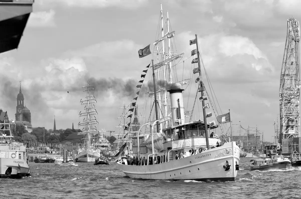 Der historische Dampfer Schaarhörn mit Flaggenschmuck auf der Elbe beim Hamburger Hafengeburtstag